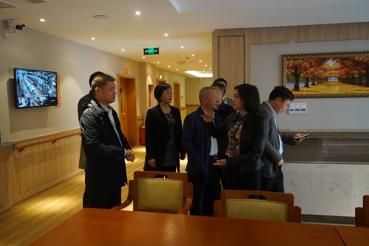 9.參觀餐廳等其他多功能區(qū)域，唐副市長向陳董事長詢問樓層層高等情況.JPG
