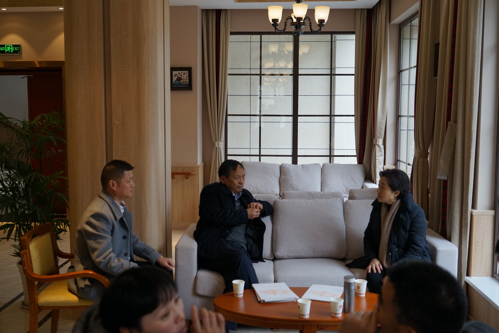 1鄧廳長(zhǎng)在服務(wù)大廳聽取陳董事長(zhǎng)介紹中心情況.JPG