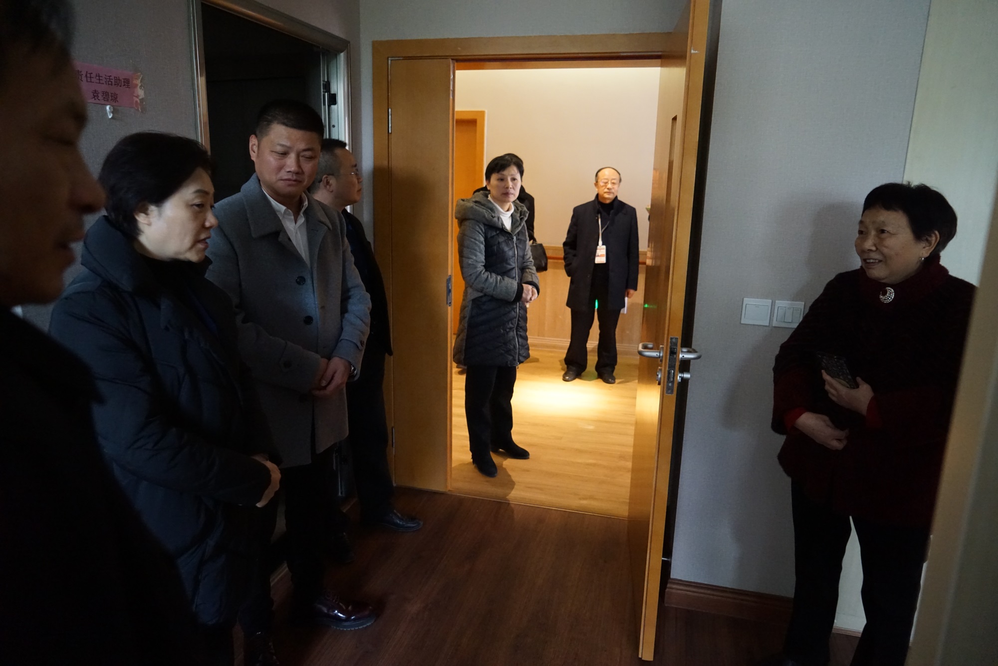 11.參觀套房，鄧廳長(zhǎng)與入住老人候婆婆親切交談.JPG
